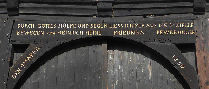 Lüchtringen - Inschrift am Torbogen der Zehntscheune